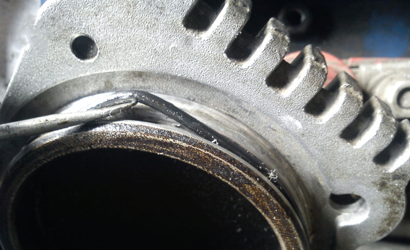 Снятие старого уплотнительного кольца катушки зажигания Chevrolet Lanos