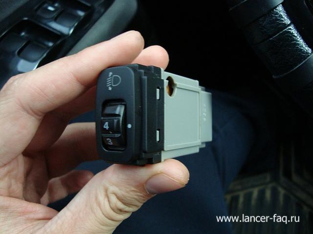 Замена ламп кнопок ПТФ, регулировки подсветки и корректора Mitsubishi Lancer 9 (2)