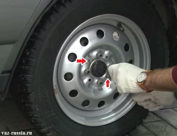 Стрелками указаны направляющие штифты на которые должно устанавливаться колесо автомобиля