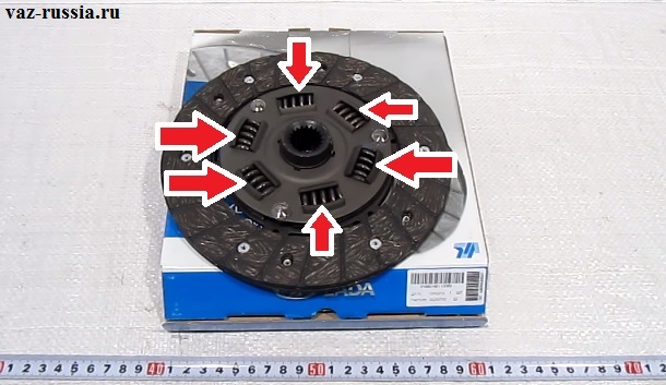 На фото изображен ведомый диск, а стрелками указаны шесть демпферных пружин этого диска