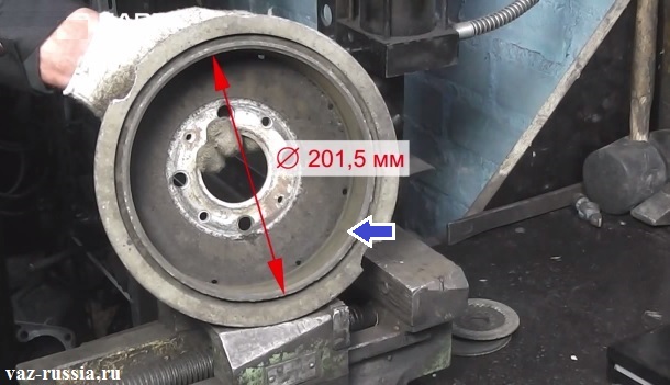 На фото показывается как можно замерить внутренний диаметр барабана и синей стрелкой указана рабочая его поверхность