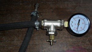 На фото - манометр для замера давления в топливной системе ВАЗ 2114, semerkainfo.ru