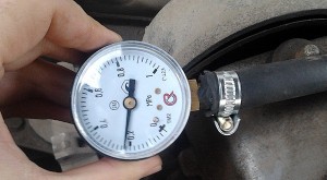 Фото замера давления в топливной системе ВАЗ 2114, asonline.ru